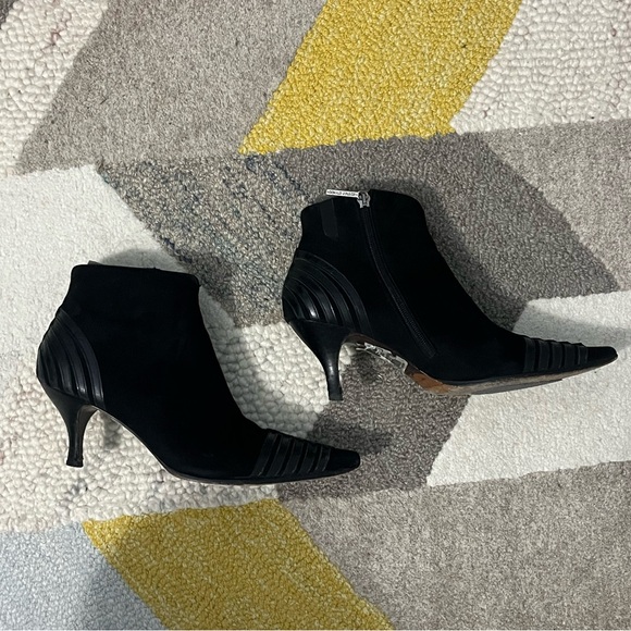 Donald J Pliner Lydia Black Ankle Bootie Boot Size 9 Suede Leather - Picture 1 of 11